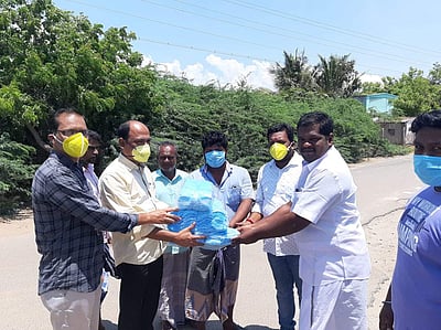 50 ஆயிரம் முகக்கவசம் வழங்கிய தன்னார்வலர்