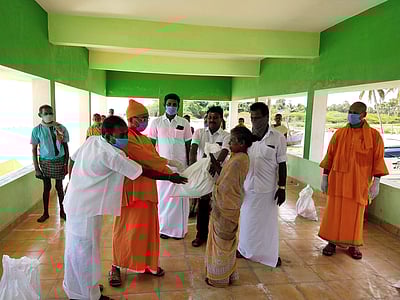 கடலோரக் கிராமங்களில் ராமகிருஷ்ண மடம் சார்பில் அத்தியாவசியப் பொருள்கள் வழங்கல்