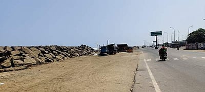 கடற்கரையில் மீன் விற்க போலீஸார் தடை:  மீனவர்கள் எதிர்ப்பு 