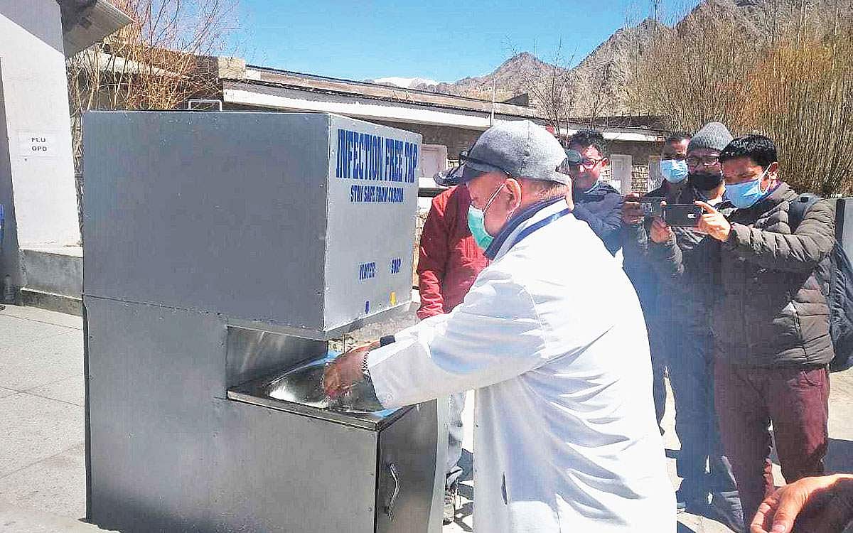 குழாயைத் தொடாமல் கை கழுவலாம்!