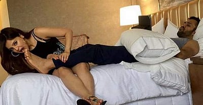 தோனியின் கவனத்தை ஈர்க்க முயலும் சாக்‌ஷி: இணையத்தில் அதிகமாகப் பகிரப்படும் புகைப்படம்