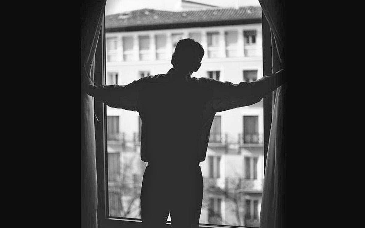 தனிமையில் இருக்கும் சமூக மனிதன்!