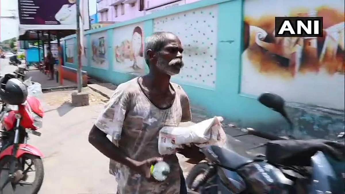 இளநீர் பறிப்பவரின் மனித நேயம்: சொற்ப வருவாயில் காவலர்களுக்கு உதவி வருகிறார்