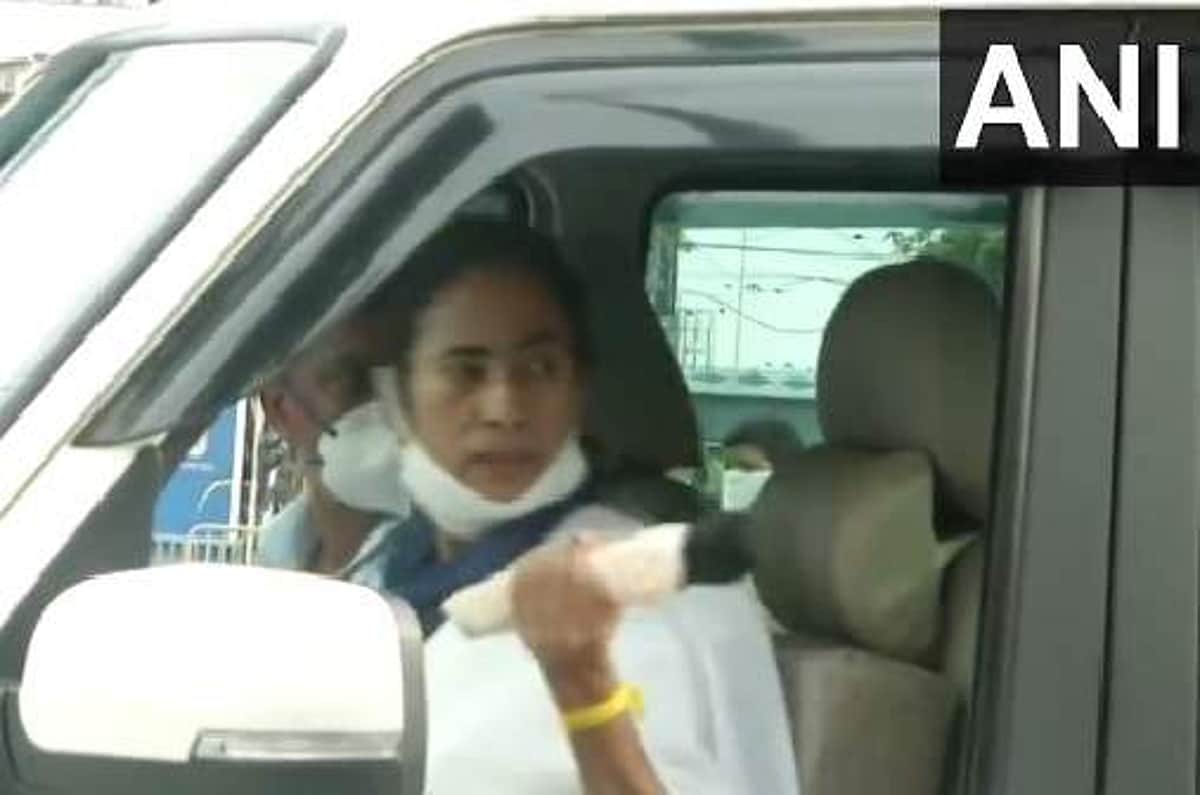 வீட்டுக்குள்ளேயே இருங்கள்.. வாகனம் மூலம் பிரசாரம் மேற்கொண்ட மம்தா பானர்ஜி