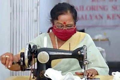 முகக்கவசங்கள் தைத்துக் கொடுக்கும் குடியரசுத் தலைவர் மனைவி!