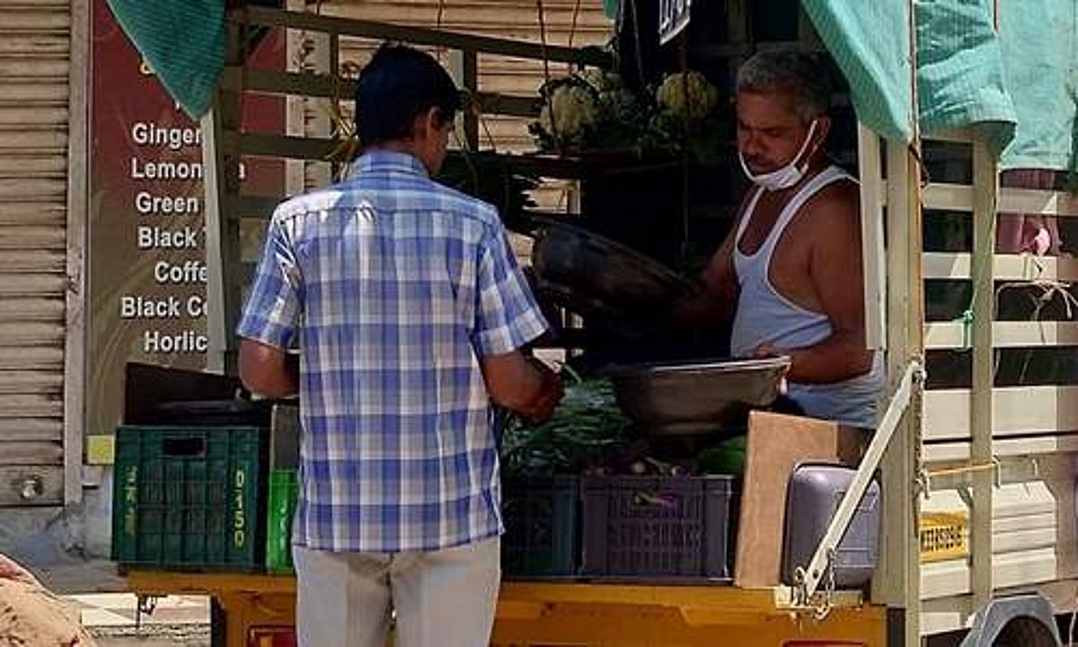 காய்கறி வியாபாரிகளாக மாறிய சுமை ஆட்டோ உரிமையாளர்கள்