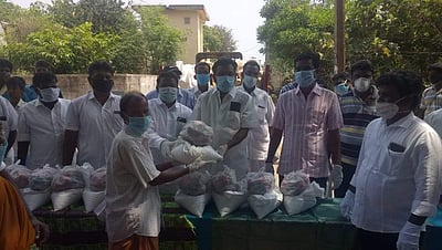 மாநெல்லூரில் நெசவு, மண்பாண்டம், பீடி சுற்றும் தொழிலாளர்களுக்கு நிவாரணம்