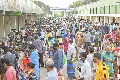 ஊரடங்கு:  கோவையில் தெருக்களில் திரண்ட மக்கள், அலுவலர்கள் அதிர்ச்சி