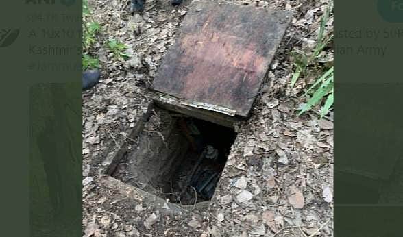 புல்வாமாவில் வென்டிலேஷன் வசதியுடன் பயங்கரவாதிகளின் பதுங்கு குழி கண்டுபிடிப்பு