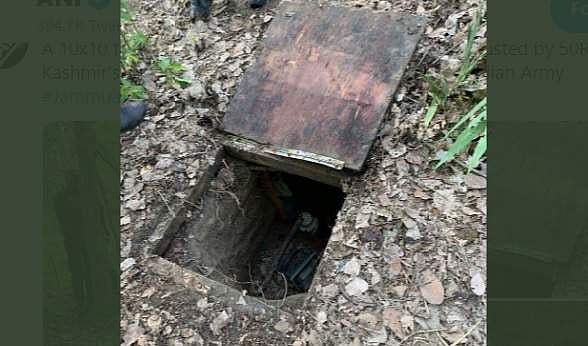 புல்வாமாவில் வென்டிலேஷன் வசதியுடன் பயங்கரவாதிகளின் பதுங்கு குழி கண்டுபிடிப்பு