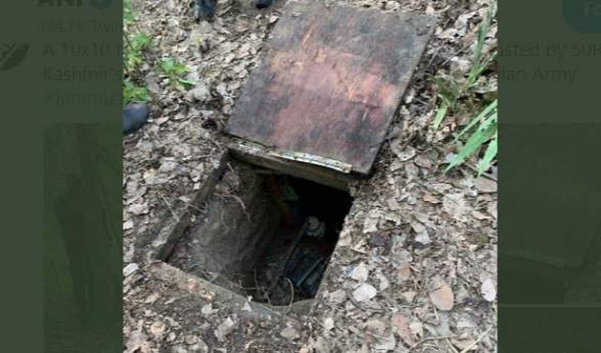 புல்வாமாவில் வென்டிலேஷன் வசதியுடன் பயங்கரவாதிகளின் பதுங்கு குழி கண்டுபிடிப்பு