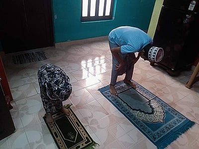 ஊரடங்கால் ரமலான் நோன்பு தொழுகையையும் வீட்டிலேயே நடத்தும் இஸ்லாமியர்கள்