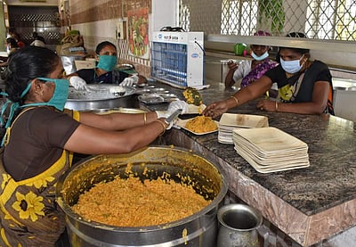 ஈரோடு அம்மா உணவகங்களில் பாக்குமட்டை தட்டில் உணவு விநியோகம் 