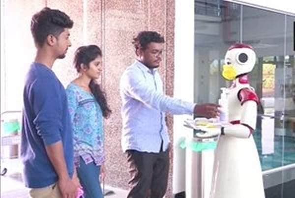 பெங்களூரு மருத்துவமனையில் கரோனா சோதனையில் ரோபோக்கள்