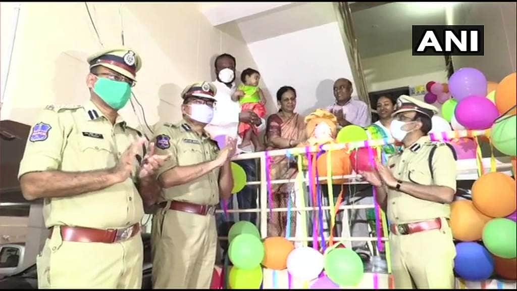 அமெரிக்காவில் பெற்றோர்; ஹைதராபாத்தில் குழந்தையுடன் பிறந்தநாளைக் கொண்டாடிய காவல்துறை