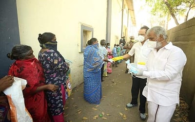 கொளத்தூர் தொகுதி மக்களுக்கு தி.மு.க தலைவர் மு.க.ஸ்டாலின் பல்வேறு உதவிகளை வங்கினார்