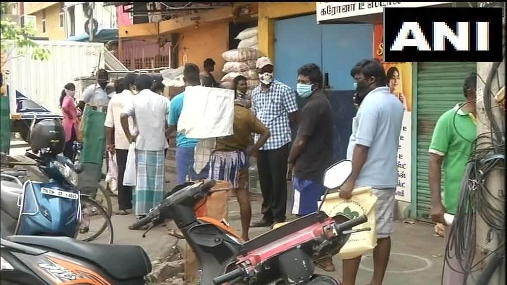 நான்கு நாள்கள் முழு ஊரடங்கு முடிந்து கடைகளுக்குத் திரண்ட சென்னைவாசிகள்