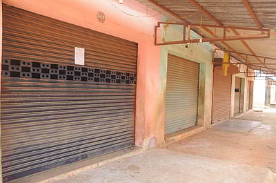 மாட்டுத்தாவணி காய்கறிச் சந்தையில் ஐந்து கடைகளுக்கு சீல் வைப்பு