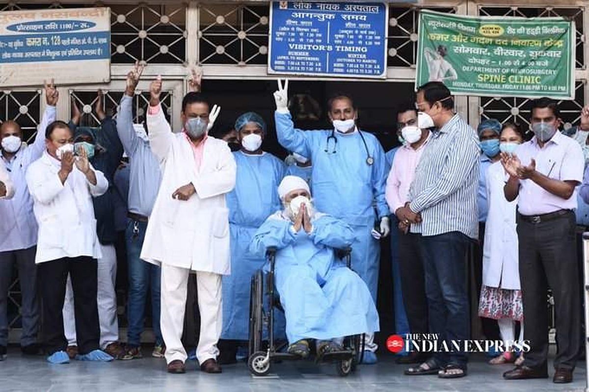 தில்லி: கரோனாவில் இருந்து மீண்ட 73 வயது முதியவருக்கு உற்சாக வழியனுப்பு விழா