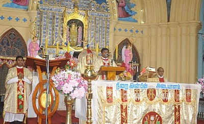 வேளாங்கண்ணி பேராலயத்தில் பெரிய வியாழன் வழிபாடு