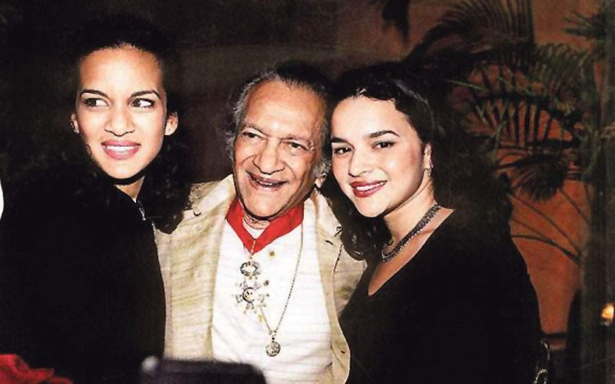 சிதார்  இசை மேதைக்கு  அஞ்சலி செலுத்தும் மகள்கள்!