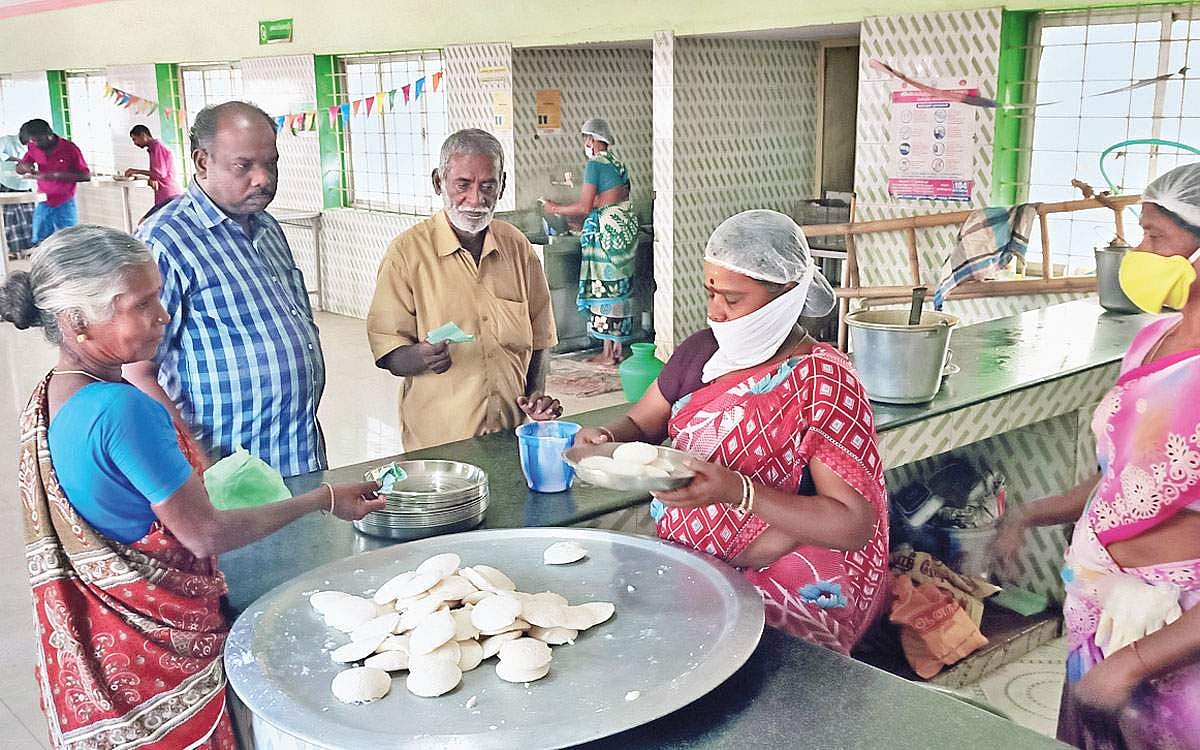 கரோனா தடுப்புப் பணியில் களமிறங்கிய மகளிர் குழு!
