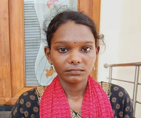 உதறிவிட்ட தந்தை, ஊதியம் பறித்த கரோனா, புற்றுநோயாளியான தாயைக் காக்க பசியுடன் போராடும் சிறுமி!