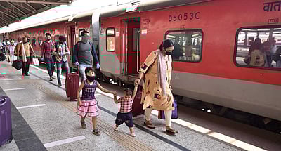 ரயில் நிலையங்களில் நாளை முதல் முன்பதிவு தொடக்கம்