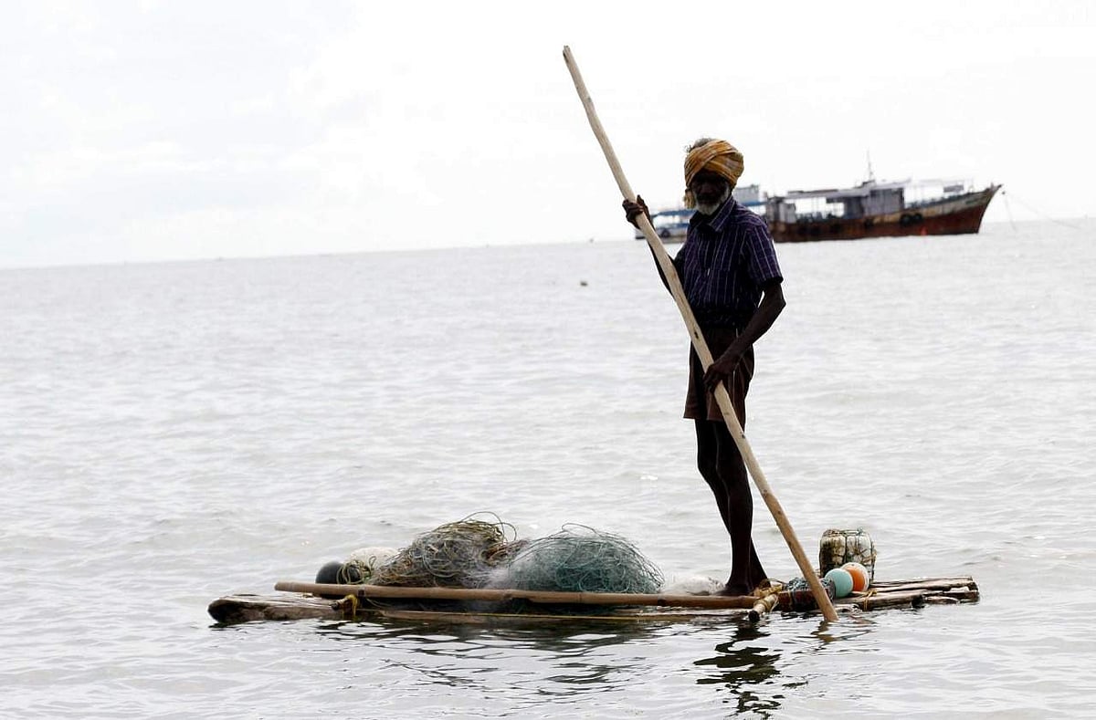 கடல் நீரும் மீனவர்களின் கண்ணீரும் 