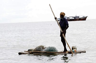 கடல் நீரும் மீனவர்களின் கண்ணீரும் 