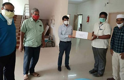 கரோனா தடுப்பு நடவடிக்கைக்காக மருந்து உபகரண பொருள்கள் வழங்கும் நிகழ்ச்சி