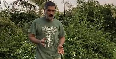 அவனுக்கு அப்படியொன்னும் வயசாகலை: வெள்ளைத் தாடி புகைப்படம் பற்றி தோனியின் தாய்