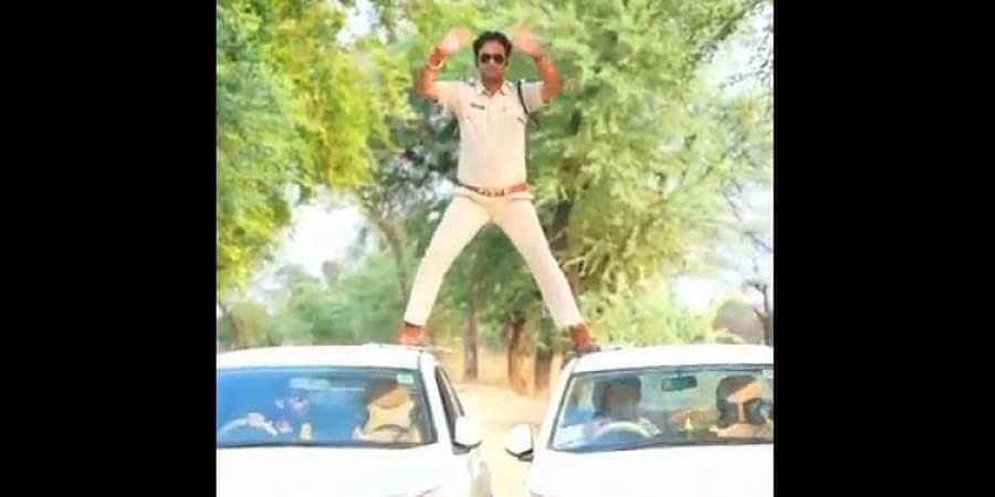 சினிமா பாணியில் ஸ்டண்ட் செய்த மத்தியப் பிரதேச போலீஸ்: கிடைத்ததோ பாராட்டல்ல; அபராதம்