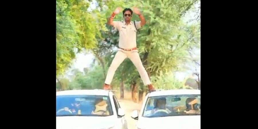 சினிமா பாணியில் ஸ்டண்ட் செய்த மத்தியப் பிரதேச போலீஸ்: கிடைத்ததோ பாராட்டல்ல; அபராதம்