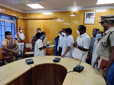 விழுப்புரத்தில் எரித்துக் கொல்லப்பட்ட சிறுமியின் குடும்பத்துக்கு ரூ.5 லட்சம் நிவாரண நிதி வழங்கல் 