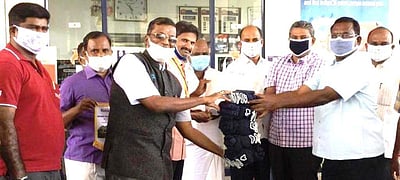 சங்ககிரி ரோட்டரி சங்கம் சார்பில் லாரி உரிமையாளர்கள் சங்கப் பணியாளர்களுக்கு தற்பாதுகாப்பு கையுறைகள்