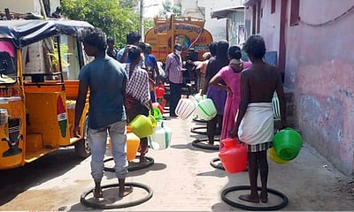 சமூக இடைவெளியை கடைப்பிடிக்க மிதிவண்டிடயா்கள்: மாநகராட்சி நிா்வாகம் நூதன ஏற்பாடு