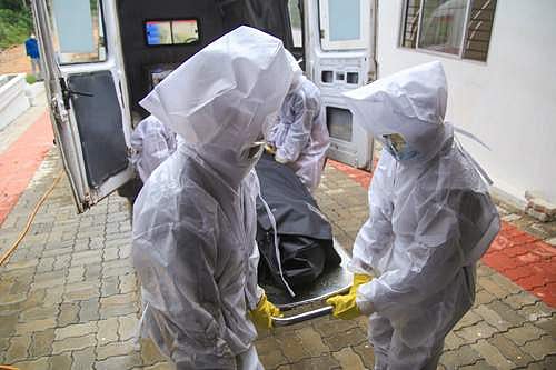 கரோனா: உறவினர் ஒருவருமில்லை, மனைவி விடியோ அழைப்பில் பார்க்க கணவரின் இறுதிச்சடங்கு