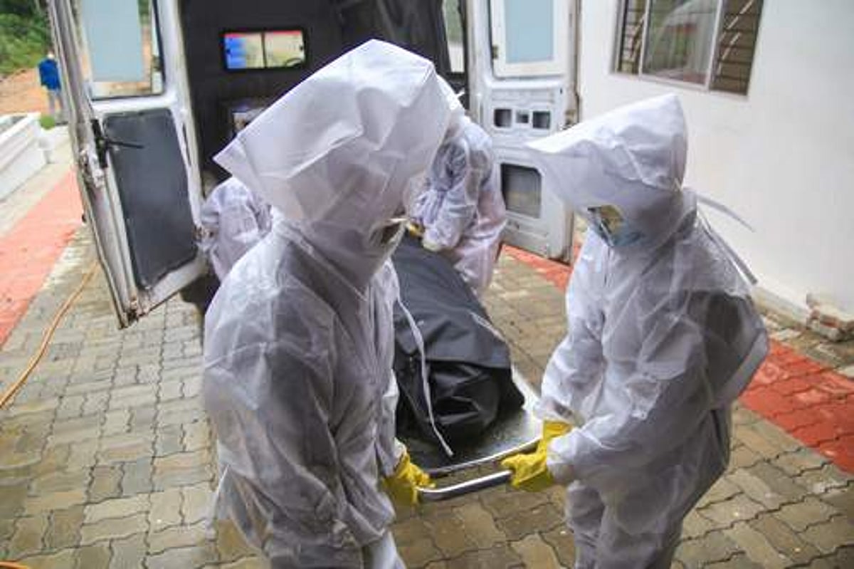 கரோனா: உறவினர் ஒருவருமில்லை, மனைவி விடியோ அழைப்பில் பார்க்க கணவரின் இறுதிச்சடங்கு