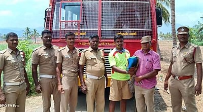 கிணற்றில் விழுந்த மயிலைக் காப்பாற்றிய தீயணைப்புத் துறையினர்