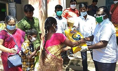 திருவாடானையில் அரசுப் பள்ளி மாணவர்களுக்கு கரோனா நிவாரணம் வழங்கிய ஆசிரியர்கள்