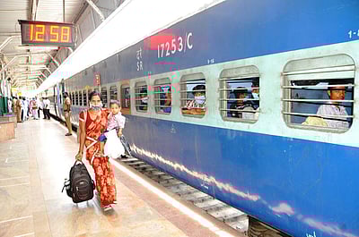 5 மாவட்டங்களைச் சேர்ந்த 1,464 பேர் ஜார்க்கண்டுக்கு சிறப்பு ரயிலில் அனுப்பி வைப்பு