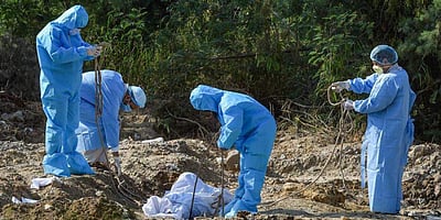 கரோனா எதிரொலி: போபாலில் முன்கூட்டியே தோண்டிவைக்கப்படும் சவக்குழிகள்