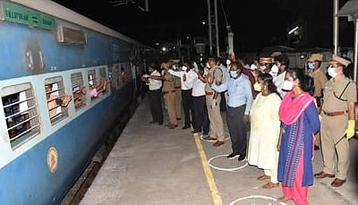 1,324 புலம் பெயா் தொழிலாளா்கள் சிறப்பு ரயிலில் பிகாா் பயணம்: விழுப்புரத்திலிருந்து அனுப்பிவைப்பு