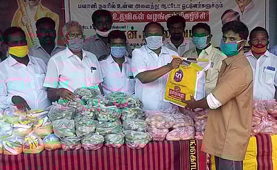 பவானியில் ஆட்டோ ஓட்டுநர் குடும்பங்களுக்கு நிவாரண உதவிகள்