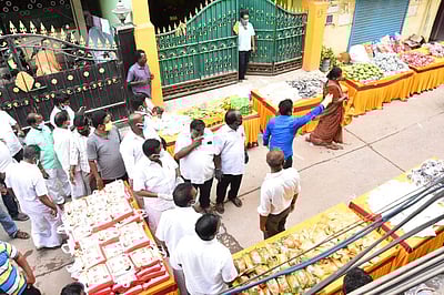 செங்குன்றத்தில் திமுக சார்பில் நிவாரணப் பொருள்கள் விநியோகம்