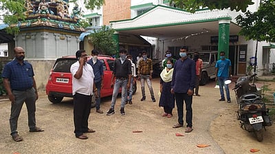 திருத்துறைப்பூண்டியிலிருந்து 66 வெளிமாநில தொழிலாளர்கள் பேருந்து மூலம் தஞ்சை ரயில்நிலையம் அனுப்பிவைப்பு 