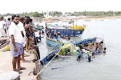 அம்பான் புயல் எதிரொலி: ராமேசுவரத்தில் சூறைக்காற்று வீசியதால் 30க்கும் மேற்பட்ட நாட்டுப்படகுகள் சேதம் 