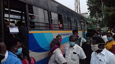 தூத்துக்குடியில் தமிழக அரசு உத்தரவின்படி மாவட்டத்துக்குள் பேருந்து இயக்கம்  