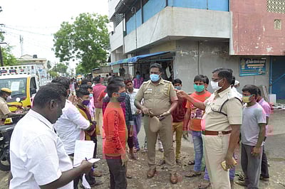 சொந்த மாநிலங்களுக்கு செல்ல திரண்ட வடமாநில தொழிலாளர்கள்: காவல்துறையினர் தடியடி நடத்தி கலைத்தனர்